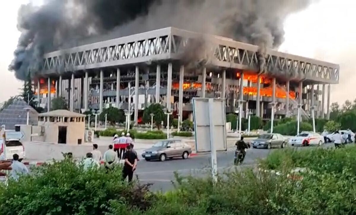 هدیه عجیب صداوسیما: اهداء قطعات ساختمان شیشهای به بازدیدکنندگان! +عکس صداوسیما