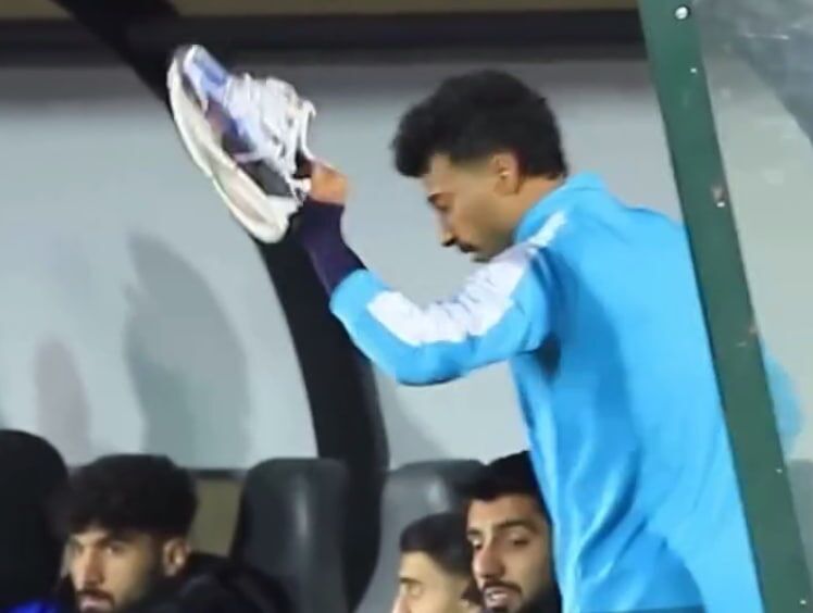 رضاییان دوباره حاشیهساز شد؛ از پرتاب پیراهن تا کوبیدن کتانی +عکس رامین رضاییان