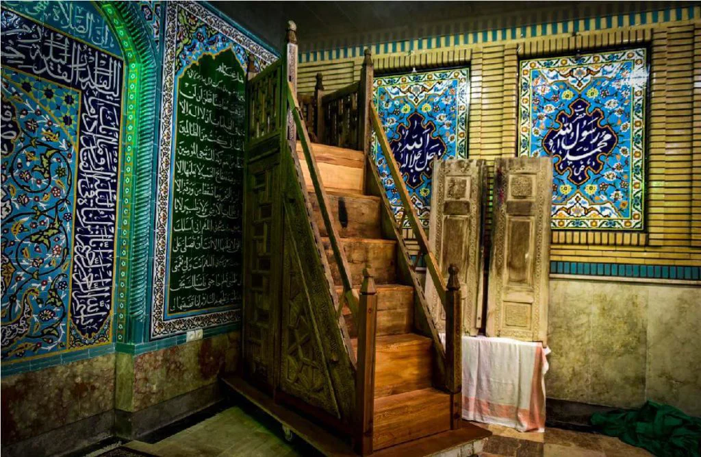 ببینید| لحظه سکته قلبی امام جماعت نصرآباد تفت بالای منبر