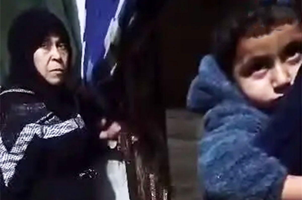 ببینید| فیلم جنجالی اجبار یک زن به بوسیدن پای مادرشوهرش!