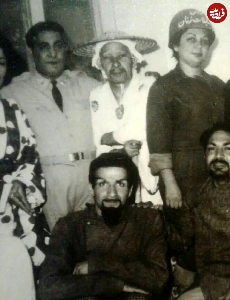 (عکس) حمیده خیرآبادی ۳۷ ساله در پشت صحنه یک تئاتر، سال ۱۳۴۰ (عکس) حمیده خیرآبادی ۳۷ ساله در پشت صحنه یک تئاتر، سال ۱۳۴۰