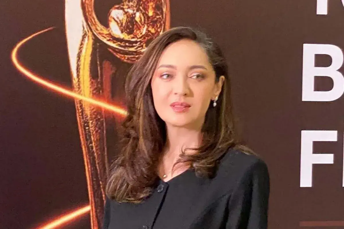 عکس| فیلمبرداری نیکی کریمی در یک قهوه‌خانه در لبنان؛ سال ۱۳۸۹