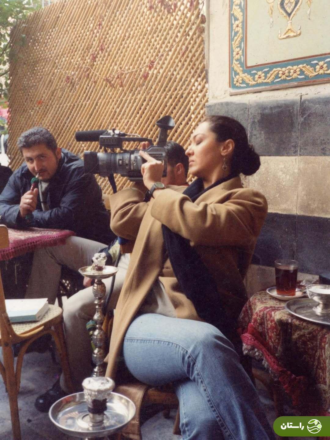 عکس| فیلمبرداری نیکی کریمی در یک قهوه‌خانه در لبنان؛ سال ۱۳۸۹