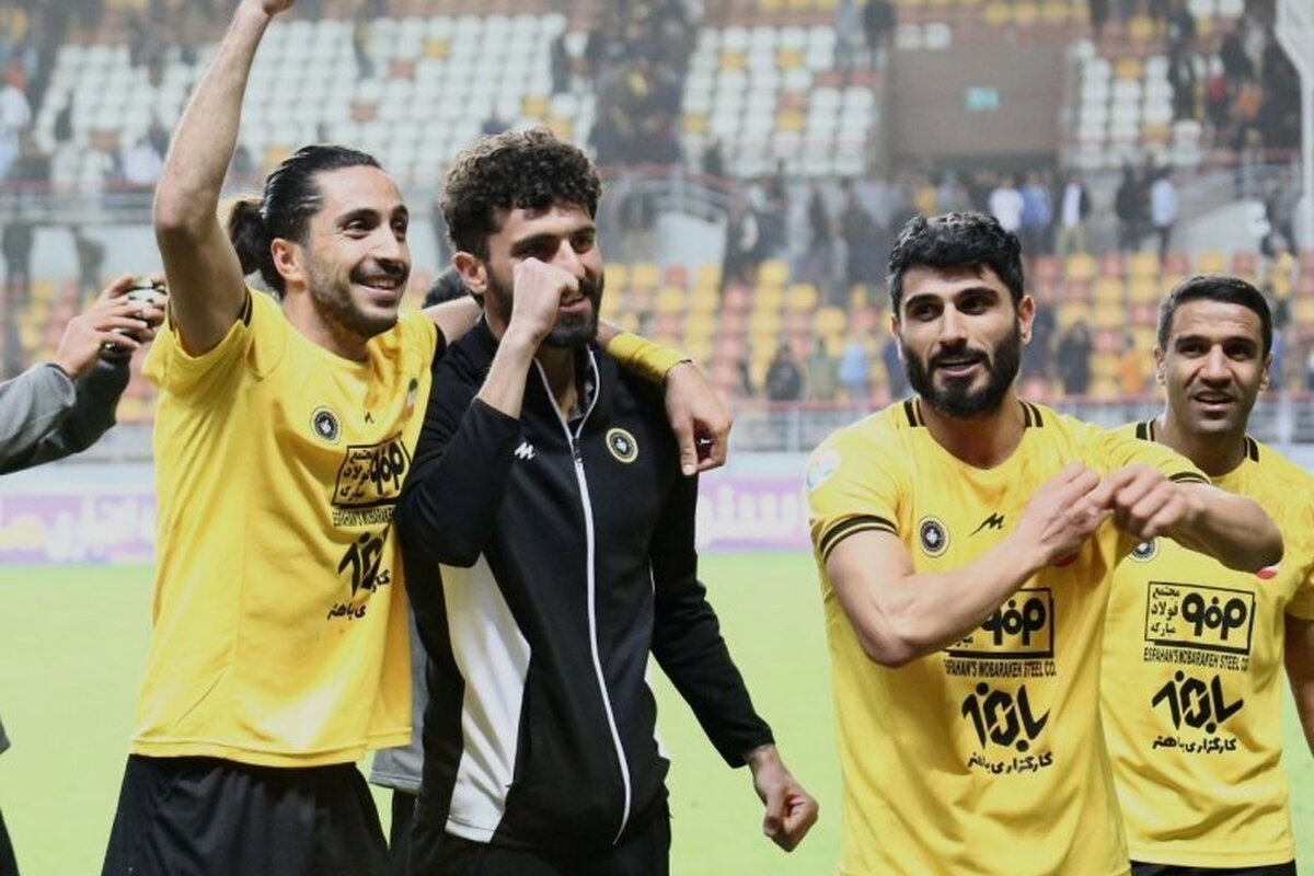 درگیری فیزیکی بازیکنان سابق استقلال با یک هوادار پرسپولیس! محمد دانشگر و میلاد زکی پور