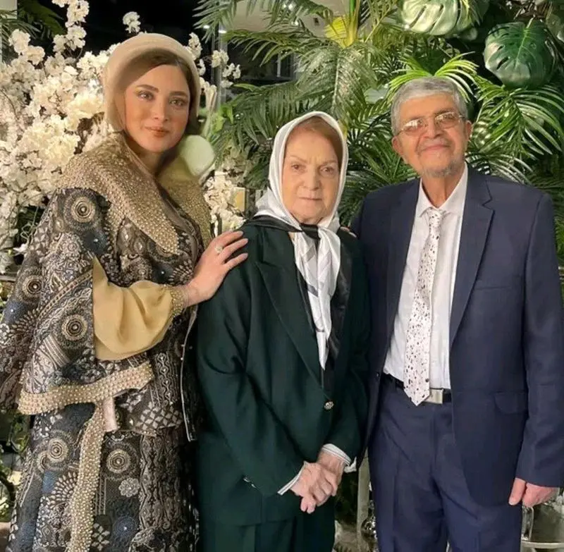 بهنوش طباطبایی در روز مادر در کنار مادر و پدرش بهنوش طباطبایی در روز مادر در کنار مادر و پدرش