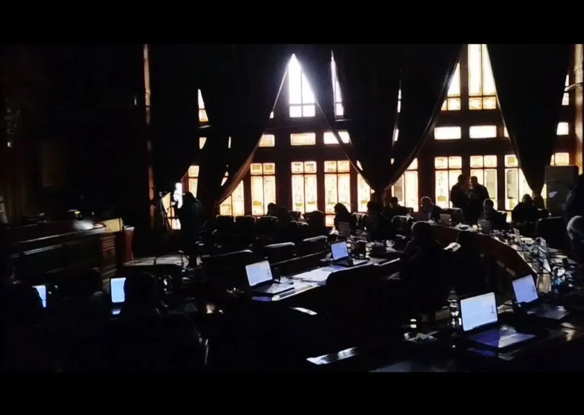 ببینید| قطعی برق در جلسه صحن شورای شهر تهران قطعی برق شورای شهر تهران