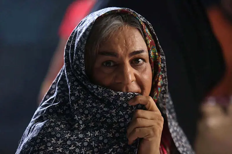 تصاویر| گریم سنگین سیاوش چراغیپور در نقش یک زن با چادر گل گلی تصاویر| گریم سنگین سیاوش چراغیپور در نقش یک زن با چادر گل گلی