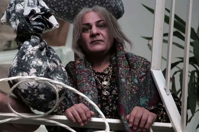 تصاویر| گریم سنگین سیاوش چراغیپور در نقش یک زن با چادر گل گلی تصاویر| گریم سنگین سیاوش چراغیپور در نقش یک زن با چادر گل گلی