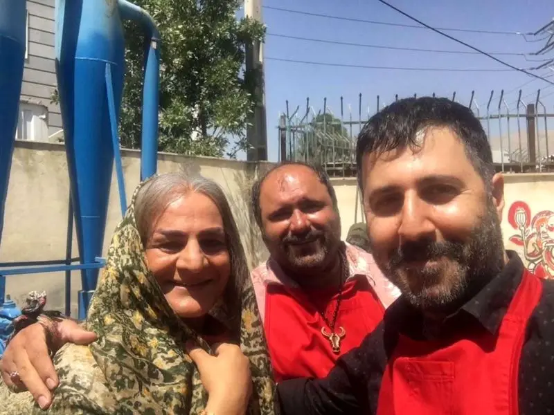 تصاویر| گریم سنگین سیاوش چراغیپور در نقش یک زن با چادر گل گلی تصاویر| گریم سنگین سیاوش چراغیپور در نقش یک زن با چادر گل گلی