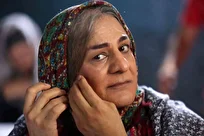 تصاویر| گریم سنگین سیاوش چراغی‌پور در نقش یک زن با چادر گل گلی