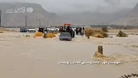 ببینید| نجات راننده و بیرون کشیدن پژو با تراکتور در سیلاب فارس