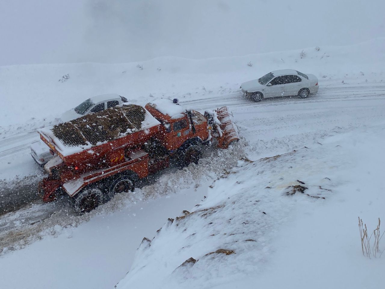 ترافیک سنگین در ورودیهای غربی و شرقی تهران | بارش برف و باران در چند محور کشور ترافیک سنگین در ورودیهای غربی و شرقی تهران | بارش برف و باران در چند محور کشور
