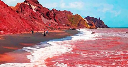 ببینید| نمایی بی‌نظیر و زیبا از ترکیب رنگ و باران در ساحل سرخ هرمز