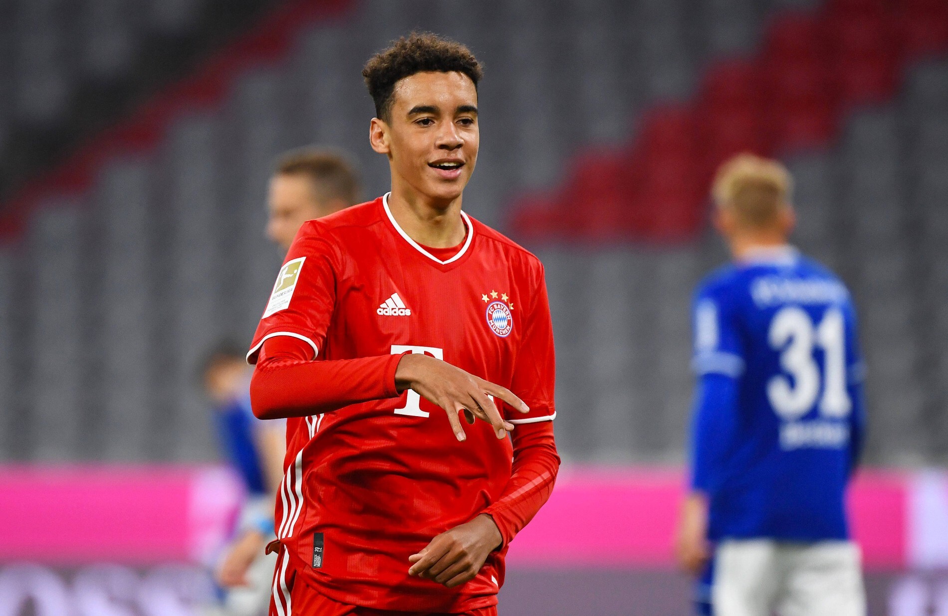 جمال موسیالا کیست؟ | ستاره نوظهور بایرن مونیخ با دریبلهای جادویی به مستطیل سبز برگشت بیوگرافی جمال موسیالا