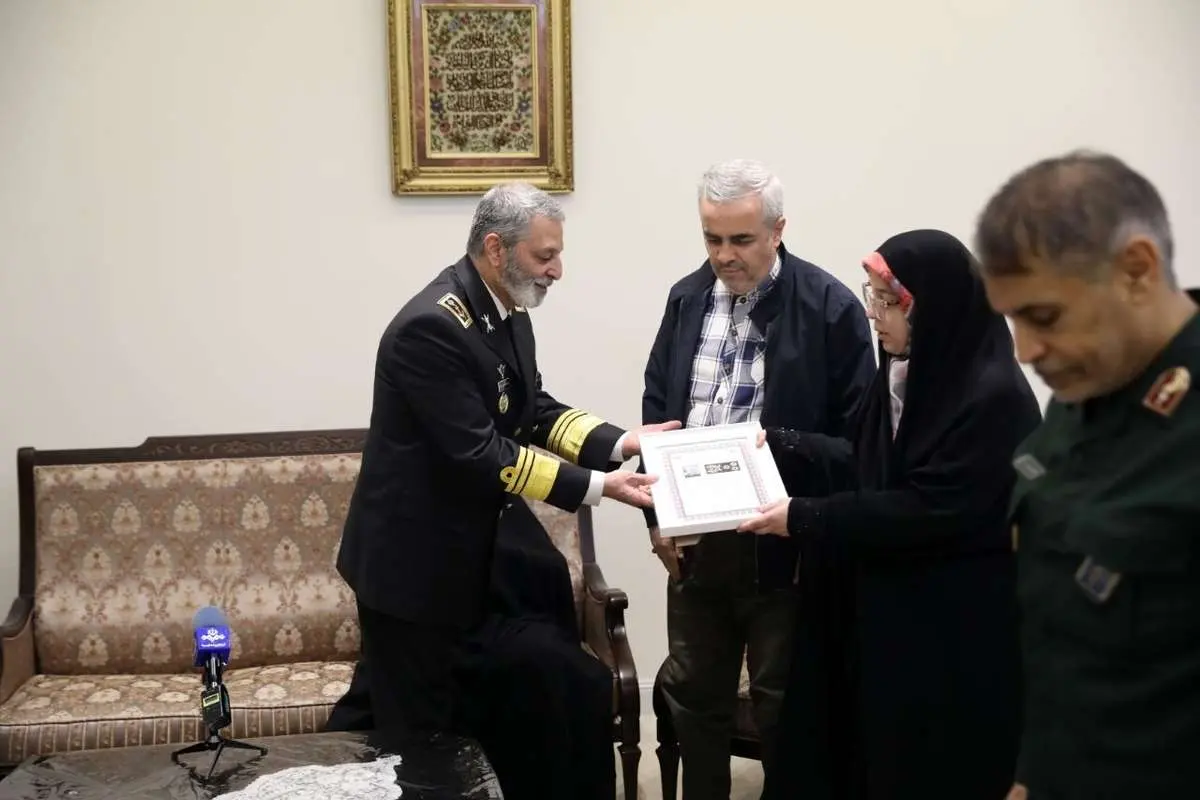 تقدیم درجه سپهبدی شهید محمد باقری به خانوادهاش توسط رئیس ستاد کل نیروهای مسلح محمد باقری