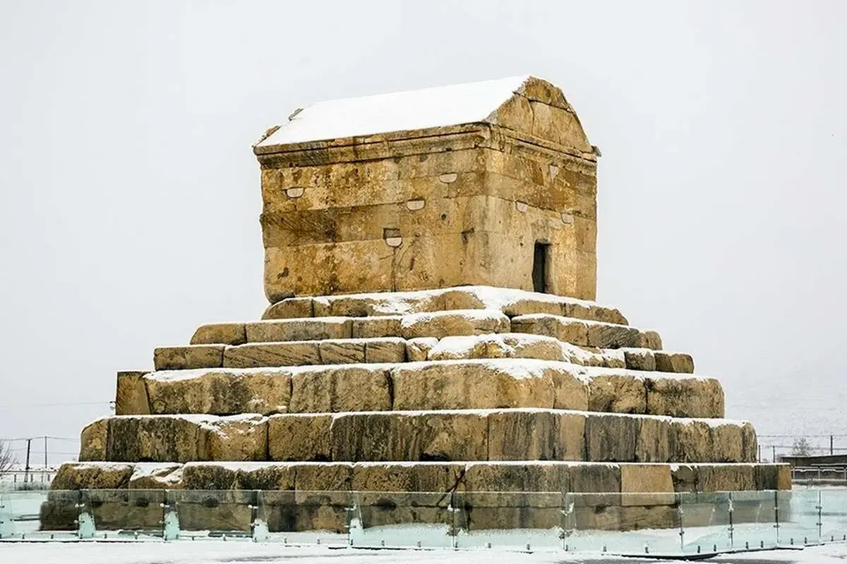 ببینید| شب برفی دل انگیز در آرامگاه کوروش