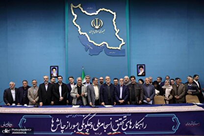 سه نکته در جلسه عجیب پزشکیان با فعالان سیاسی | مذاکره با آمریکا، ترکی صحبت کردن با جبرائیلی و نوشابه باز کردن ابطحی!