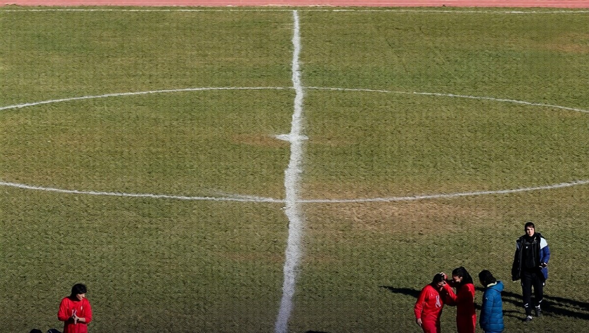 وضعیت عجیب و نامناسب خط کشی چمن استادیوم سنندج! | بازی شروع نشده لغو شد + عکس