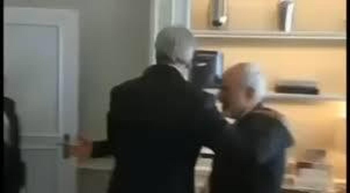 ویدئوی جنجالی از تسلیت هیأت آمریکایی در سفارت ایران به روحانی برای فوت مادرش