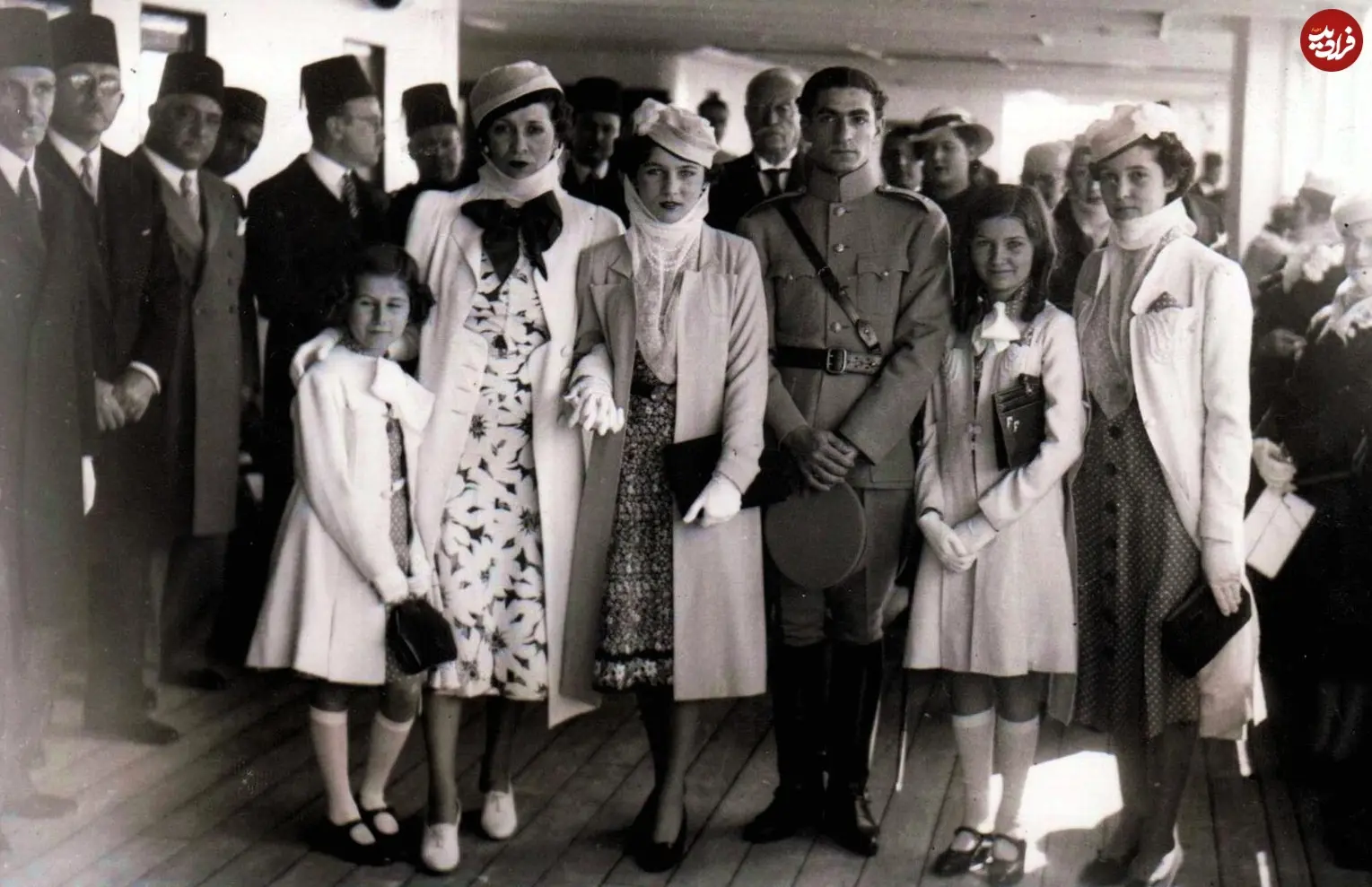 قاب خانوادگی محمدرضا شاه پهلوی در کنار فوزیه، ملکه نازلی و دختران اش قاب خانوادگی محمدرضا شاه پهلوی در کنار فوزیه، ملکه نازلی و دختران اش