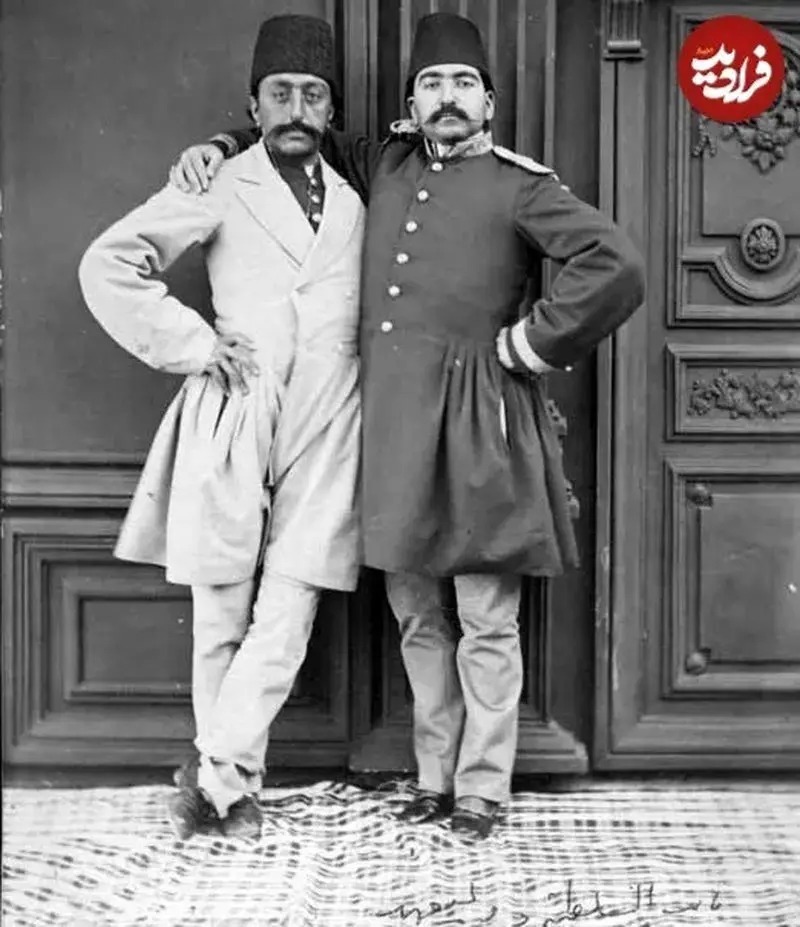 عکس| ژست صمیمی و جالب «مظفرالدین شاه و برادرش کامران میرزا نایبالسلطنه» عکس| ژست صمیمی و جالب «مظفرالدین شاه و برادرش کامران میرزا نایبالسلطنه»