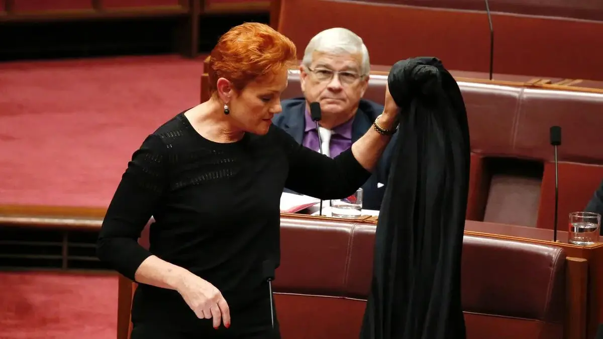 ببینید| اقدام تحریک آمیز سناتور استرالیایی علیه مسلمانان ببینید| اقدام تحریک آمیز سناتور استرالیایی علیه مسلمانان