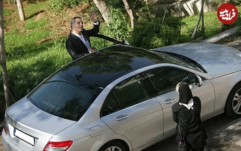 مهران مدیری سوار بر بنز در پشتصحنه سریال شمسالعماره؛ سال ۸۸ مهران مدیری سوار بر بنز در پشتصحنه سریال شمسالعماره؛ سال ۸۸