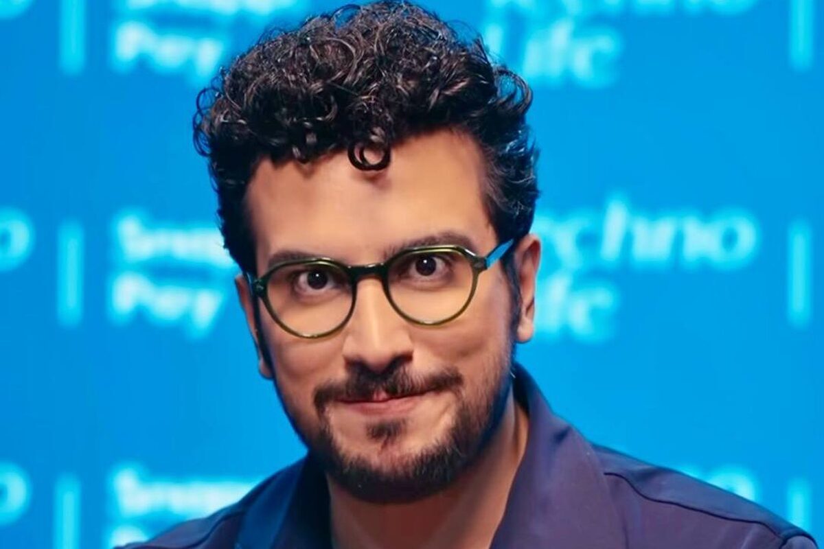 امیرحسین قیاسی کیست؟| نقد در لباس طنز؛ مجری «نیمهشب» و برنده جشن حافظ چه مسیری را طی کرد؟ امیرحسین قیاسی