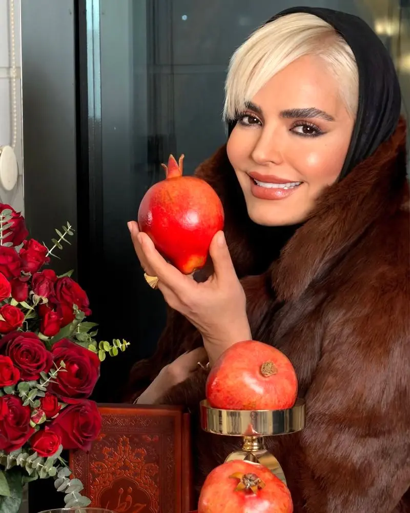 عکس| سپیده خدایاری کنار سفره شب یلدا