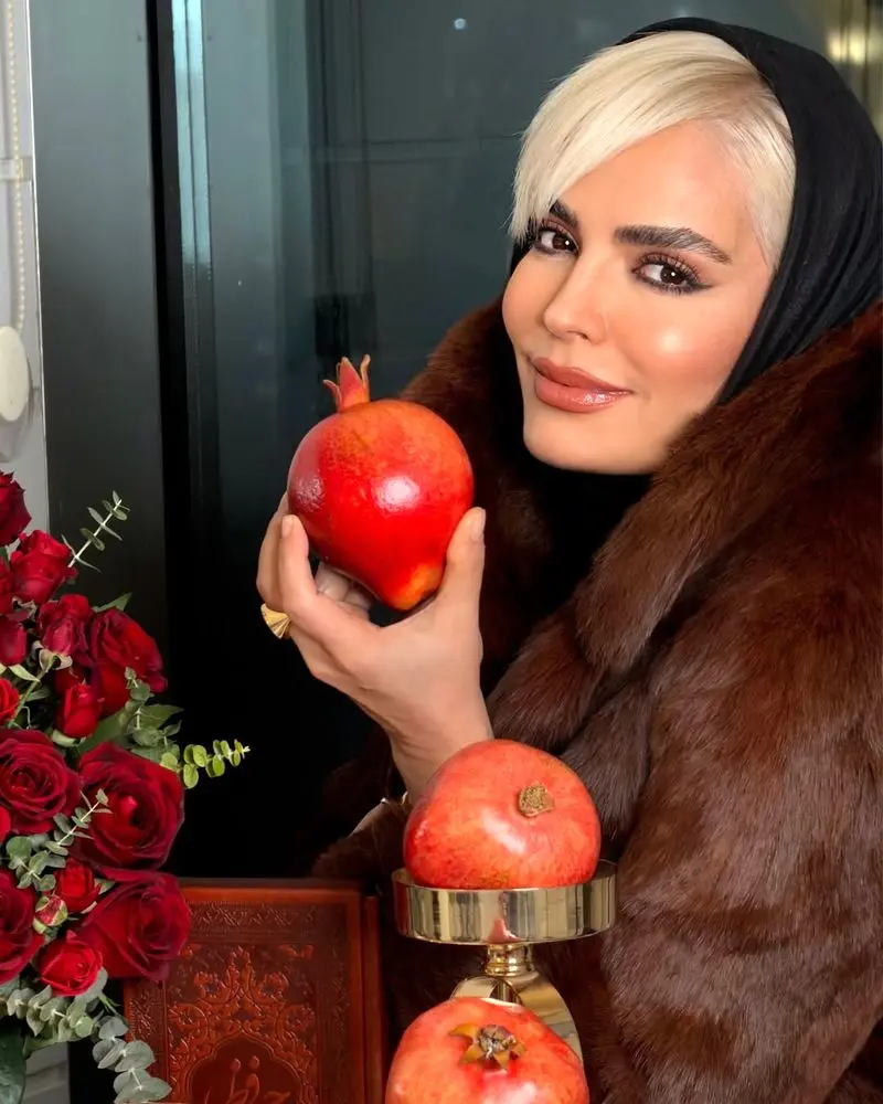 عکس| سپیده خدایاری کنار سفره شب یلدا