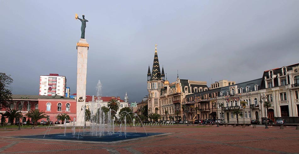 بهترین جاهای دیدنی باتومی گرجستان که نباید آنها را از دست بدهید میدان اروپا باتومی