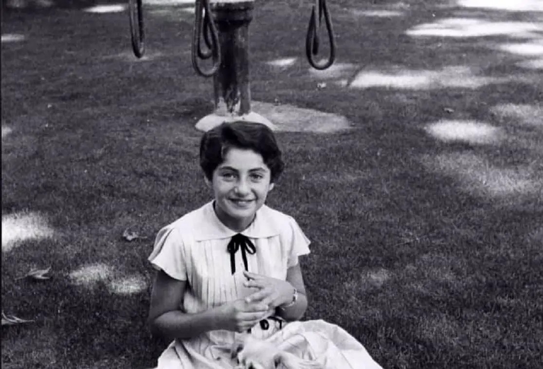 تصویر کمتر دیده‌شده از شهناز پهلوی پشت فرمان خودروی لوکس پدرش