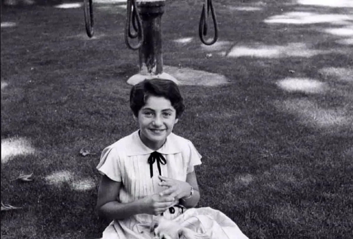 تصویر کمتر دیده‌شده از شهناز پهلوی پشت فرمان خودروی لوکس پدرش