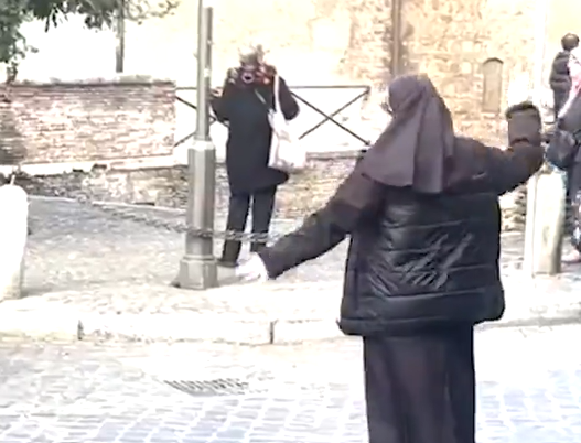 ببینید| راهبه‌ای که گره ترافیک کولوسئوم را باز کرد