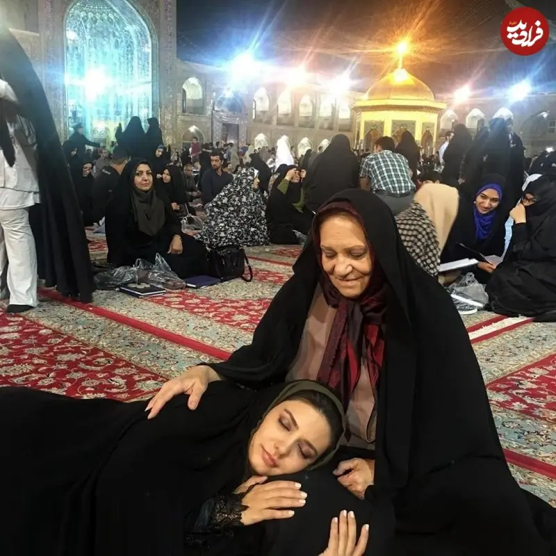 حضور لیندا کیانی با مادرش در حرم امام رضا