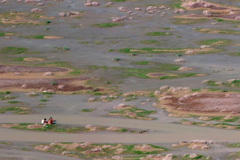 ببینید| تجمع مردم سیستان و بلوچستان در تالاب خشکیده هامون برای برگزاری نماز باران