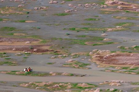 ببینید| تجمع مردم سیستان و بلوچستان در تالاب خشکیده هامون برای برگزاری نماز باران