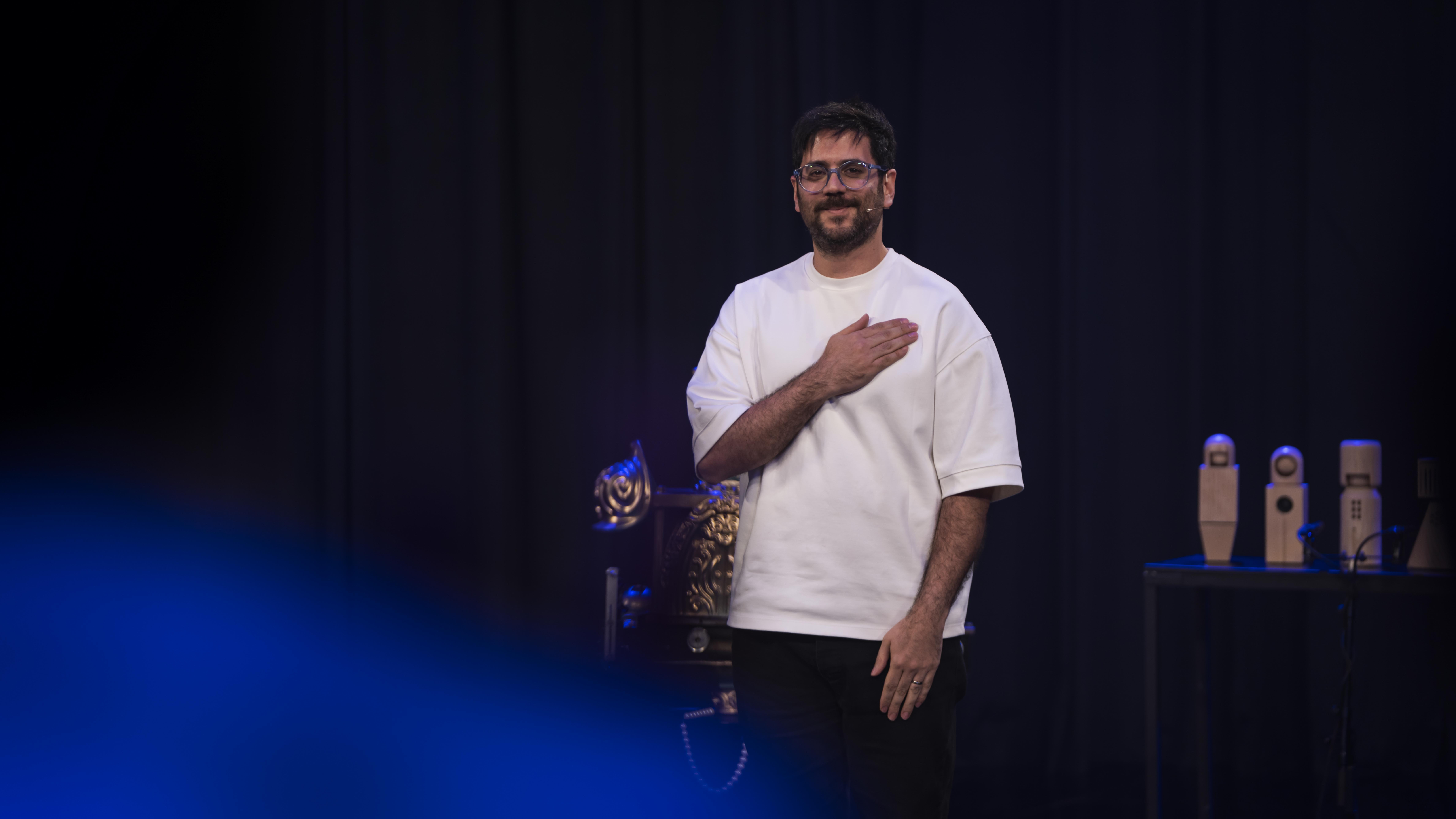 بامداد افشار روی صحنه برنامه کارناوال رامبد جوان