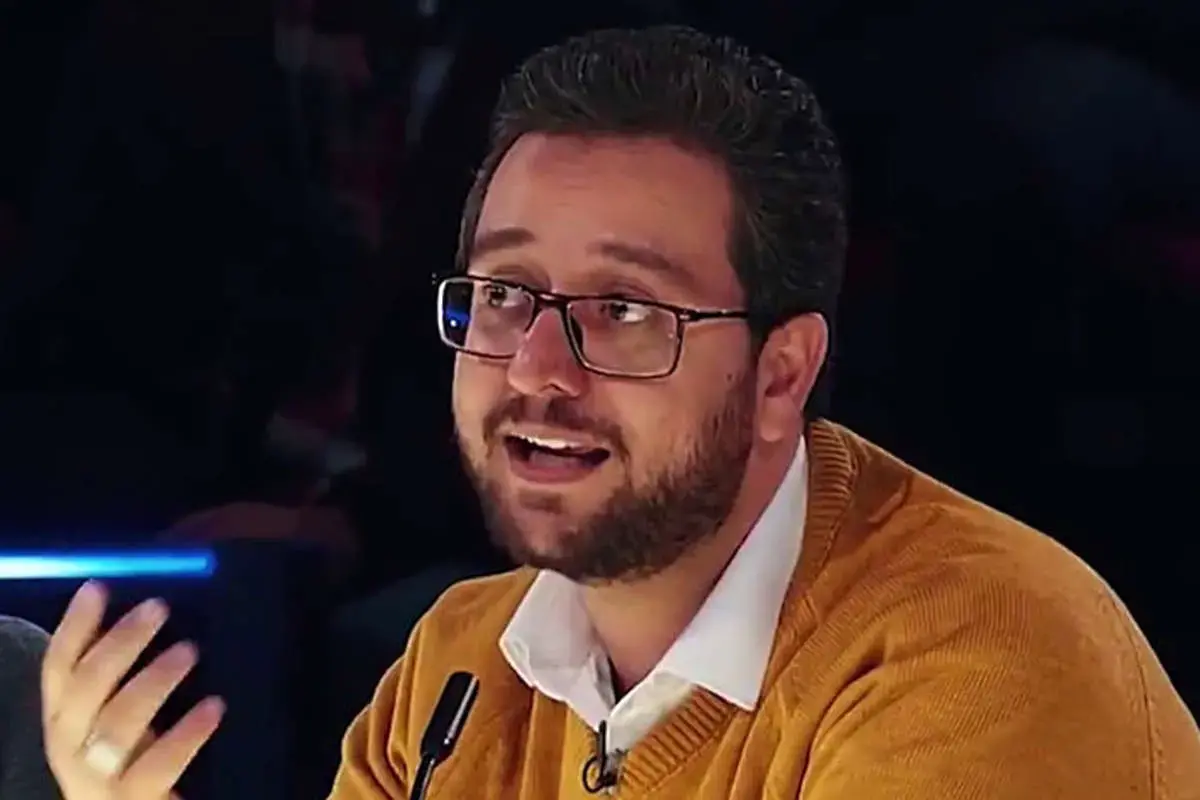 ببینید| ژست عجیب سید بشیر حسینی با تسبیح و بنز