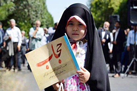 ببینید| برگزاری تجمع «حجاب فاطمی» مقابل دانشگاه تهران