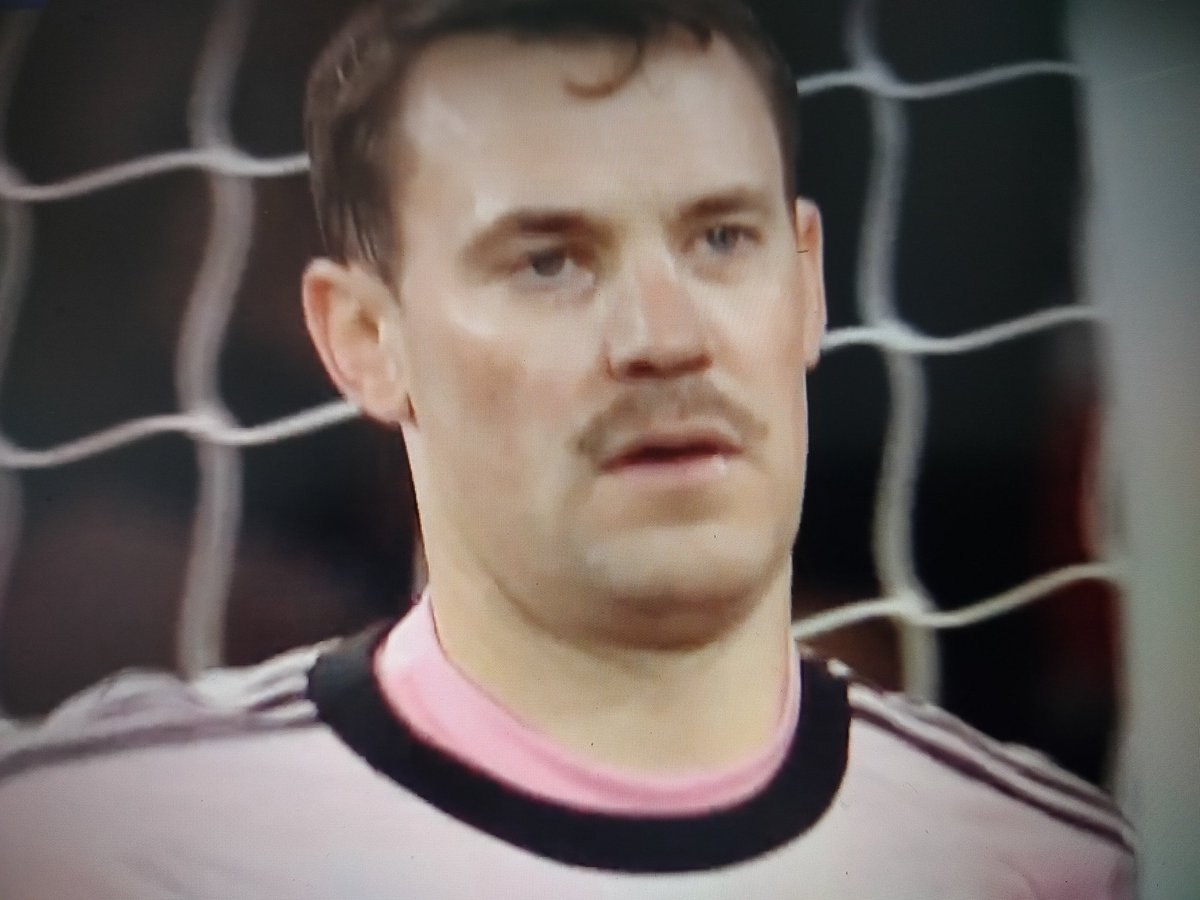 سبیل شوم مانوئل نویر: سبیلت را بتراش! سبیل شوم مانوئل نویر: سبیلت را بتراش!