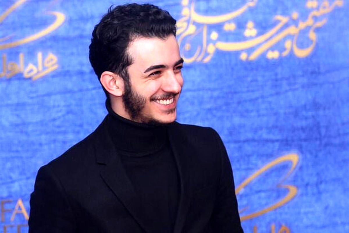 ببینید| لحظه‌ای که علی شادمان جایزه خود را به یک زندانی سیاسی تقدیم کرد