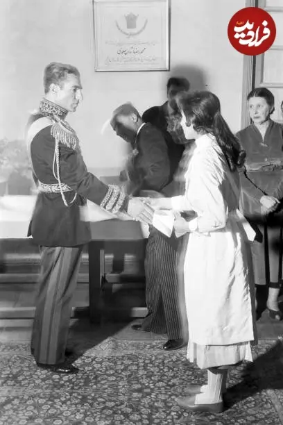 تصویری از بازدید محمدرضا پهلوی از هنرستان دخترانه تهران در سال ۱۳۳۷ محمدرضا پهلوی