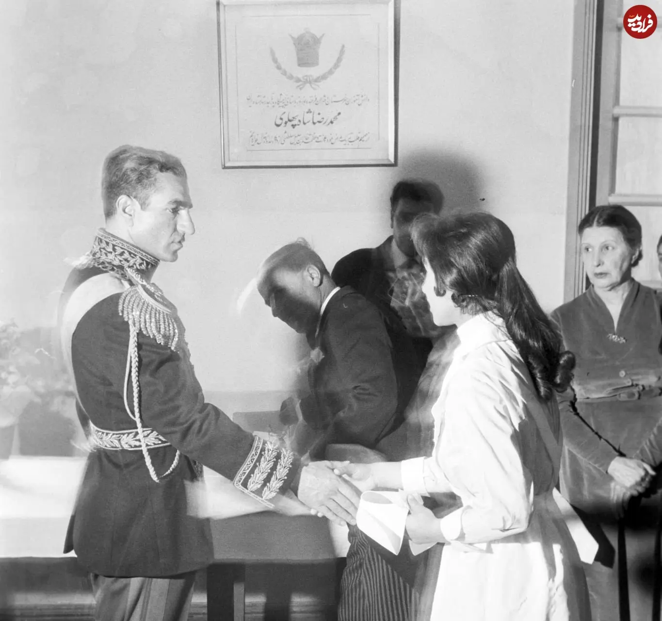 تصویری از بازدید محمدرضا پهلوی از هنرستان دخترانه تهران در سال ۱۳۳۷ هنرستان دخترانه تهران در سال ۱۳۳۷