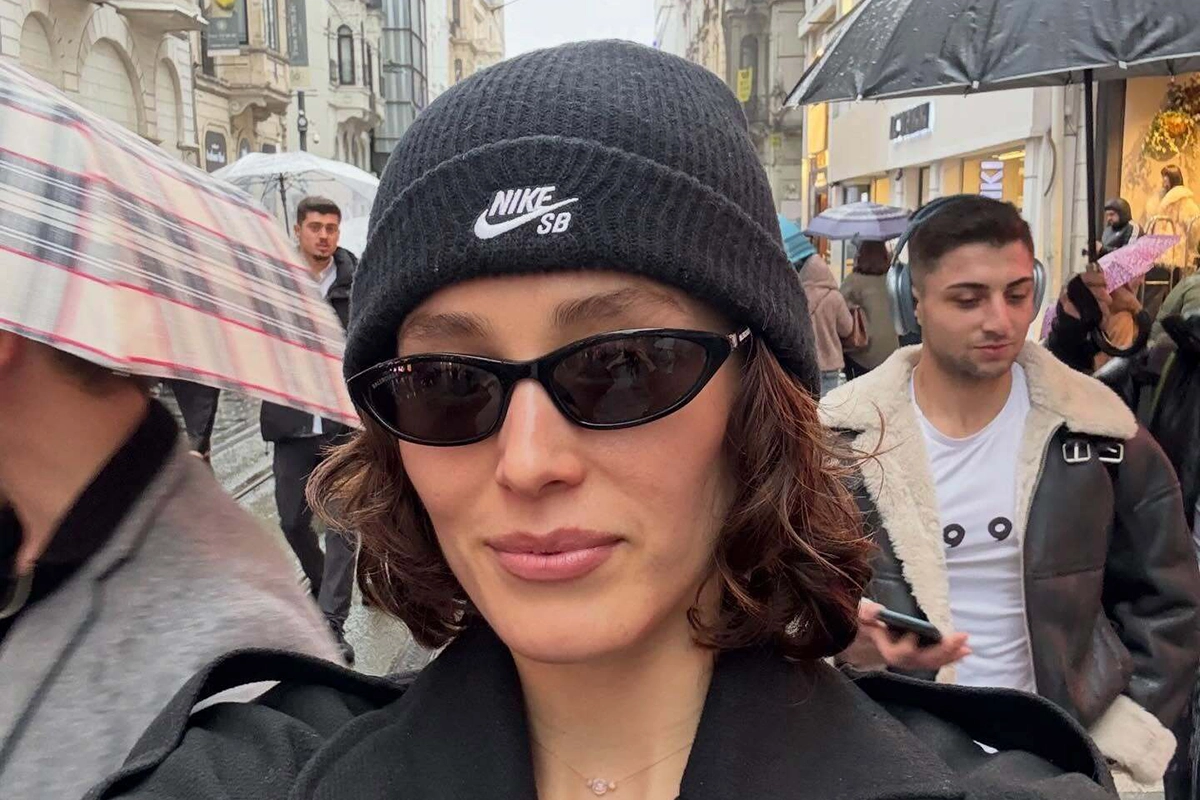 (عکس) قدم زدن فرشته حسینی در خیابان‌های بارانی استانبول