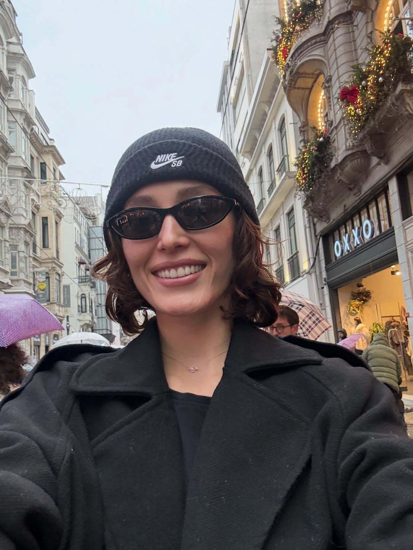 (عکس) قدم زدن فرشته حسینی در خیابانهای بارانی استانبول (عکس) قدم زدن فرشته حسینی در خیابانهای بارانی استانبول