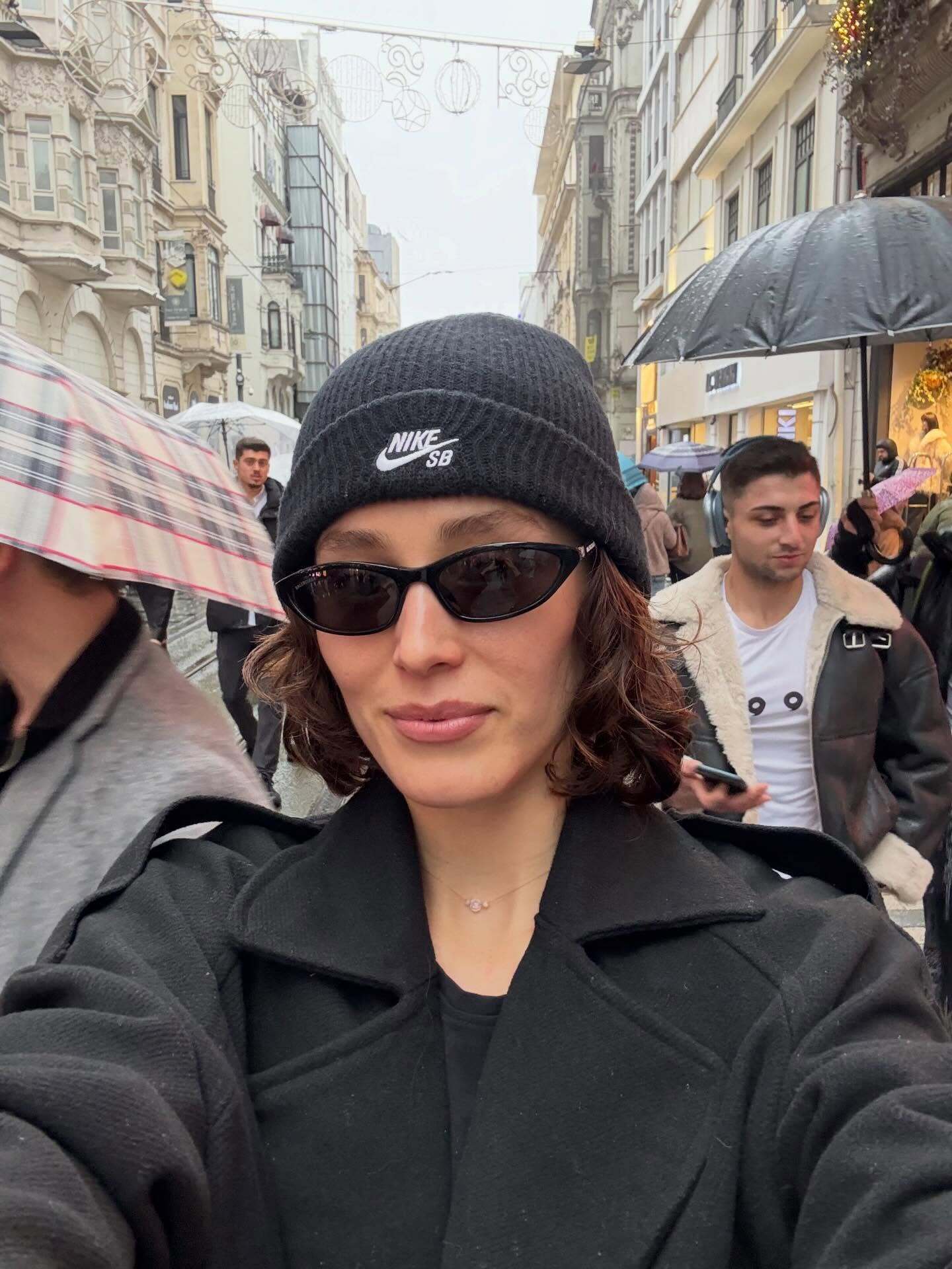 (عکس) قدم زدن فرشته حسینی در خیابانهای بارانی استانبول (عکس) قدم زدن فرشته حسینی در خیابانهای بارانی استانبول