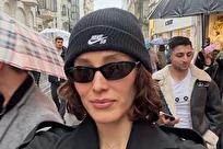 (عکس) قدم زدن فرشته حسینی در خیابان‌های بارانی استانبول