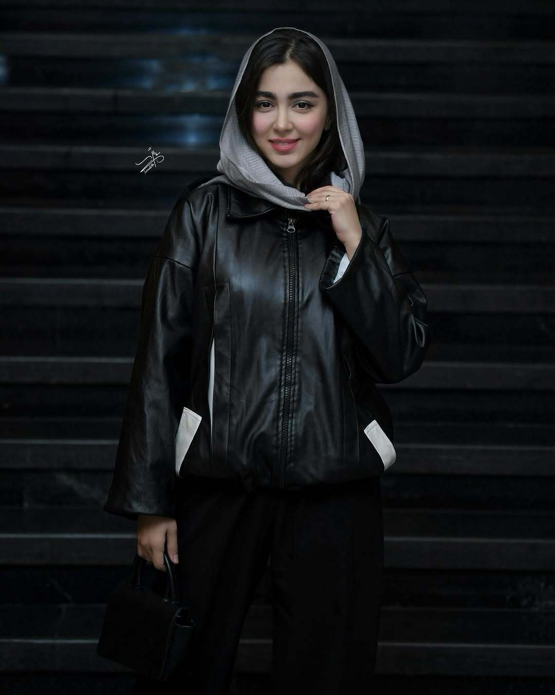 عکس| سونیا حسینی بازیگر نقش «نیکا» در سریال پایتخت با استایل چرمی و روسری طرحدار عکس| سونیا حسینی بازیگر نقش «نیکا» در سریال پایتخت با استایل چرمی و روسری طرحدار