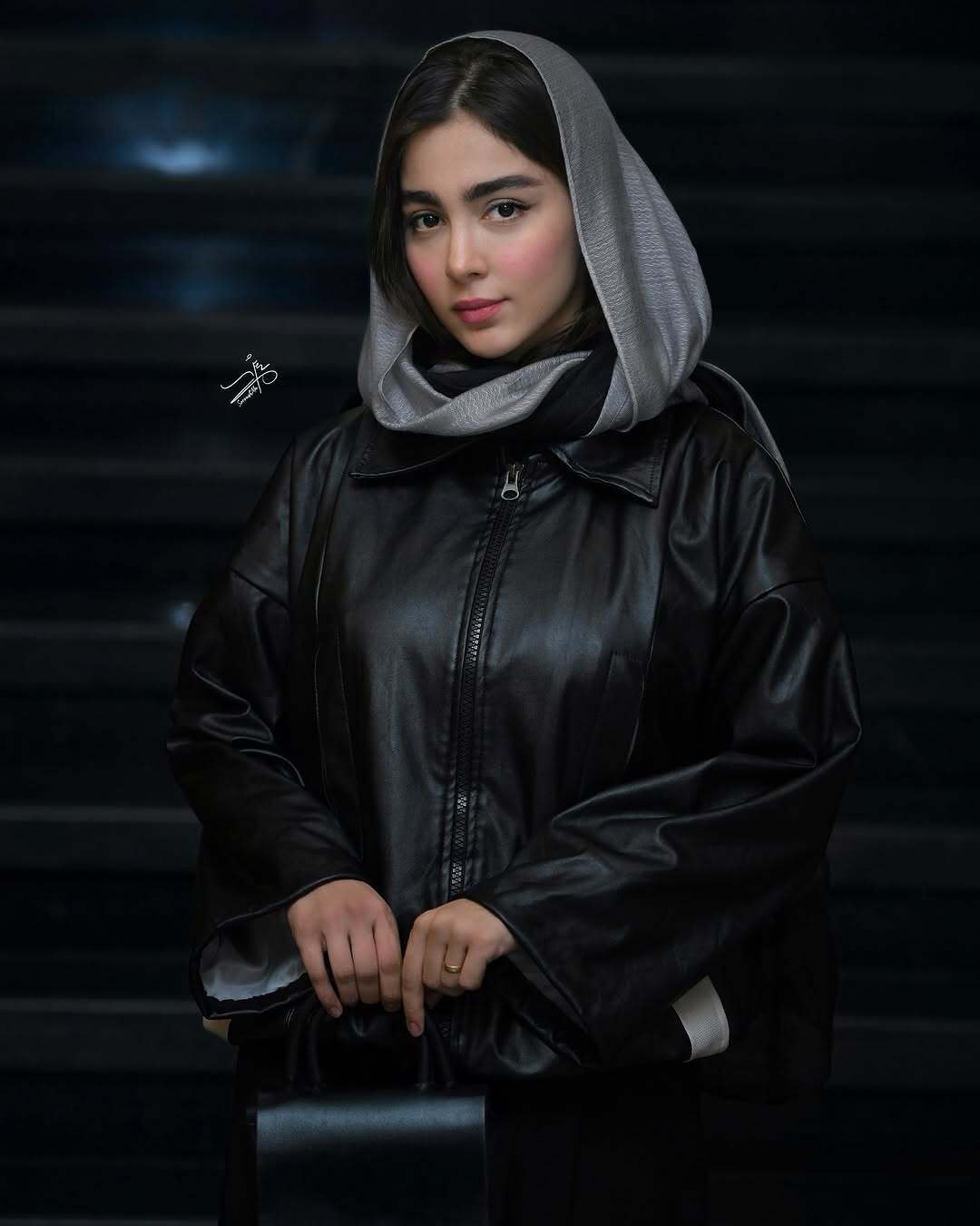 عکس| سونیا حسینی بازیگر نقش «نیکا» در سریال پایتخت با استایل چرمی و روسری طرحدار عکس| سونیا حسینی بازیگر نقش «نیکا» در سریال پایتخت با استایل چرمی و روسری طرحدار